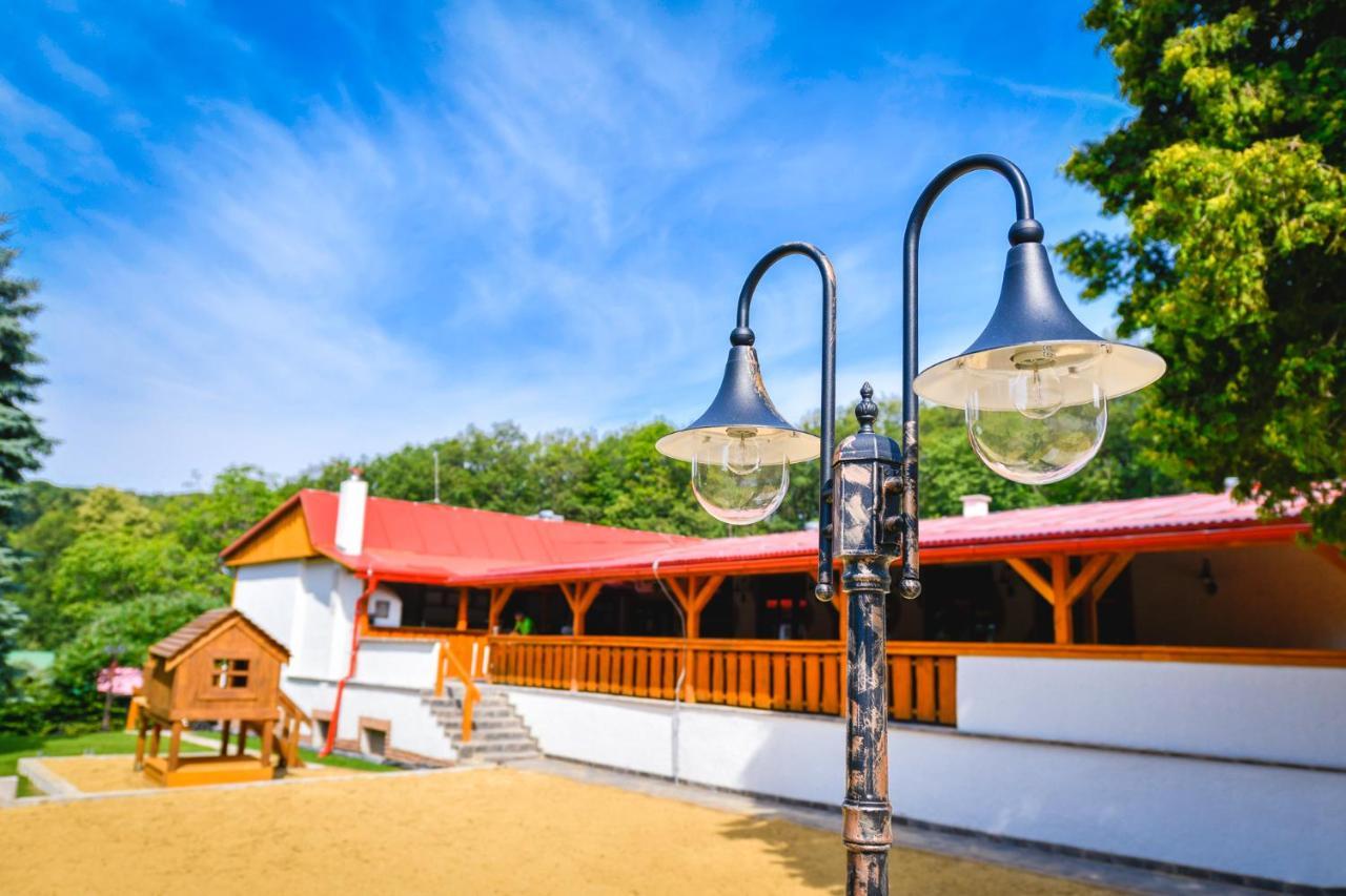 Penzion Turista บันสกา ชีอาว์นีซา ภายนอก รูปภาพ